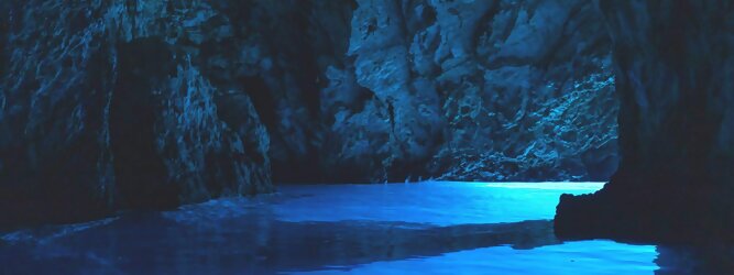 Trip Russia Reisetipps - Die Blaue Grotte von Bisevo in Kroatien ist nur per Boot erreichbar. Atemberaubend schön fasziniert dieses Naturphänomen in leuchtenden intensiven Blautönen. Ein idyllisches Highlight der vorzüglich geführten Speedboot-Tour im Adria Inselparadies, mit fantastisch facettenreicher Unterwasserwelt. Die Blaue Grotte ist ein Naturwunder, das auf der kroatischen Insel Bisevo zu finden ist. Sie ist berühmt für ihr kristallklares Wasser und die einzigartige bläuliche Farbe, die durch das Sonnenlicht in der Höhle entsteht. Die Blaue Grotte kann nur durch eine Bootstour erreicht werden, die oft Teil einer Fünf-Insel-Tour ist.