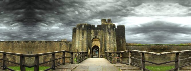 Trip Russia Reisetipps - Caerphilly Castle - ein Bollwerk aus dem 13. Jahrhundert in Wales, Vereinigtes Königreich. Mit einem aufsehenerregenden Turm, der schiefer ist wie der Schiefe Turm zu Pisa. Wie jede Burg mit Prestige, hat sie auch einen Geist, „The Green Lady“ spukt in den Gemächern, wo ihr Geliebter den Tod fand. Wo man in Wales oft – und nicht ohne Grund – das Gefühl hat, dass ein Schloss ziemlich gleich ist, ist Caerphilly Castle bei Cardiff eine sehr willkommene Abwechslung. Die Burg ist nicht nur deutlich größer, sondern auch älter als die Burgen, die später von Edward I. als Ring um Snowdonia gebaut wurden.