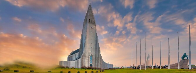 Trip Russia Reisetipps - Hallgrimskirkja in Reykjavik, Island – Lutherische Kirche in beeindruckend martialischer Betonoptik, inspiriert von der Form der isländischen Basaltfelsen. Die Schlichtheit im Innenraum erstaunt, bewegt zum Innehalten und Entschleunigen. Sensationelle Fotos gibt es bei Polarlicht als Hintergrundkulisse. Die Hallgrim-Kirche krönt Islands Hauptstadt eindrucksvoll mit ihrem 73 Meter hohen Turm, der alle anderen Gebäude in Reykjavík überragt. Bei keinem anderen Bauwerk im Land dauerte der Bau so lange, und nur wenige sorgten für so viele Kontroversen wie die Kirche. Heute ist sie die größte Kirche der Insel mit Platz für 1.200 Besucher.