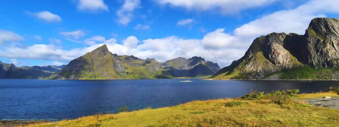 Trip Russia Reisetipps - Die Lofoten Inseln Norwegen – Skandinaviens eiskalte Schönheit fasziniert mit atemberaubenden Nordlichtern und geradezu außerirdisch imposanten Gebirgskulissen. Land der Mitternachtssonne am Polarkreis, ein Paradies für Wanderer, Naturfreunde, Hobbyfotografen und Instagram er/innen. Die Lofoten gehören zu Norwegen und liegen nördlich des Polarkreises. Erfahren Sie hier, was für eine einzigartige Landschaft die Lofoten zu bieten haben und was Sie dort erwartet. Vorsicht akutes Fernweh! Die meisten von Ihnen kennen wahrscheinlich die Lofoten. Man stellt sich malerische Fischerdörfer vor, umgeben von hohen Bergen und tiefblauen Fjorden.