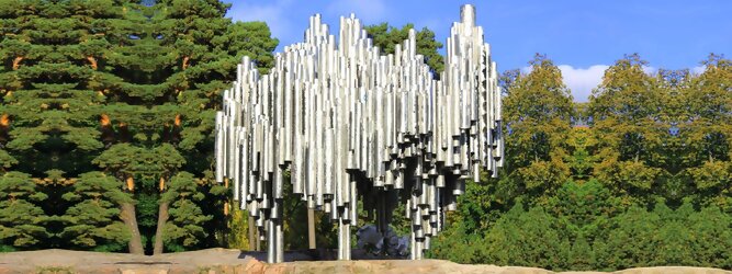 Trip Russia Reisetipps - Sibelius Monument in Helsinki, Finnland. Wie stilisierte Orgelpfeifen, verblüfft die abstrakt kühne Optik dieser Skulptur und symbolisiert das kreative künstlerische Musikschaffen des weltberühmten finnischen Komponisten Jean Sibelius. Das imposante Denkmal liegt in einem wunderschönen Park. Der als „Johann Julius Christian Sibelius“ geborene Jean Sibelius ist für die Finnen eine äußerst wichtige Person und gilt als Ikone der finnischen Musik. Die bekanntesten Werke des freischaffenden Komponisten sind Symphonie 1-7, Kullervo und Violinkonzert. Unzählige Besucher aus nah und fern kommen in den Park, um eines der meistfotografierten Denkmäler Finnlands zu sehen.